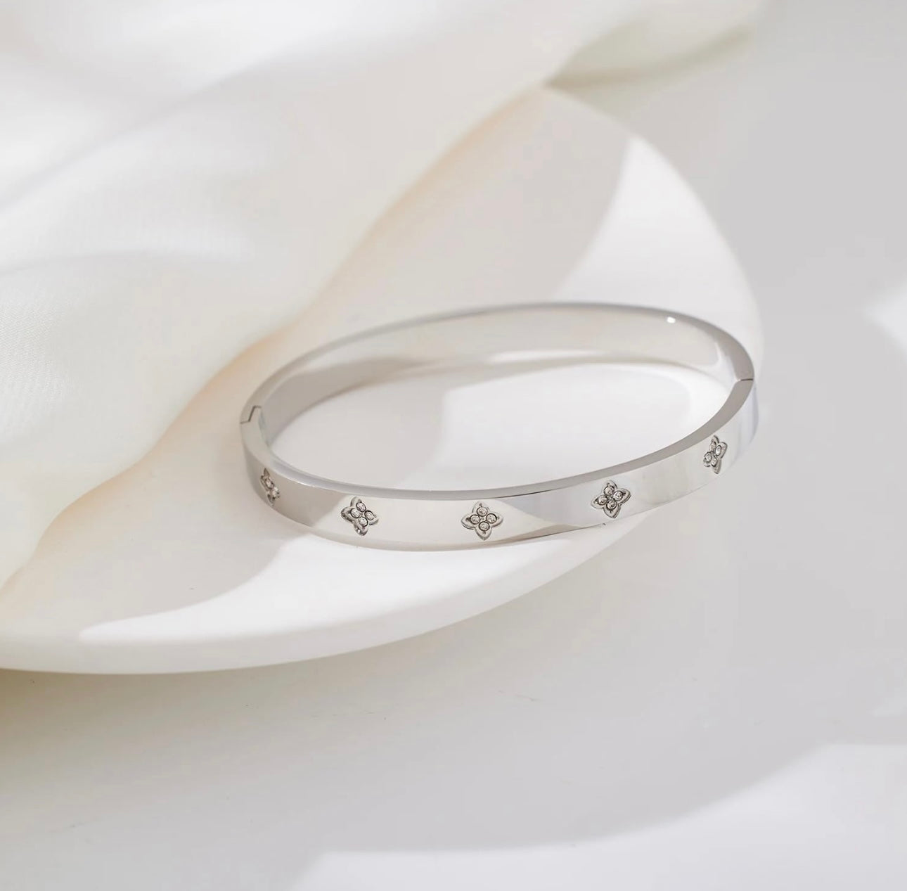 CLOVER BANGLE