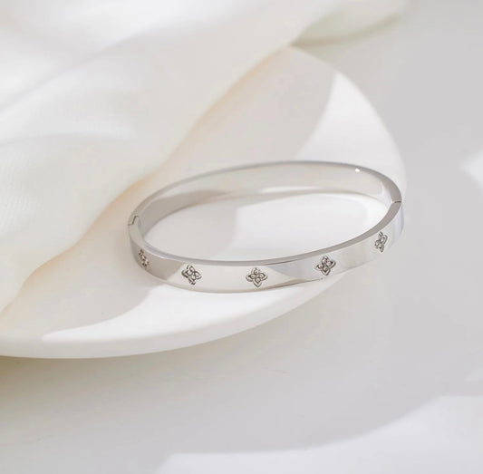 CLOVER BANGLE